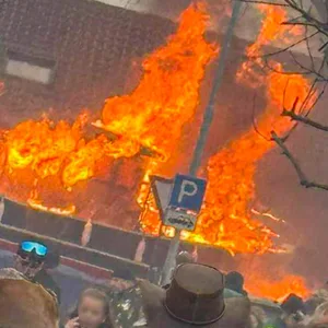 Bei einem Faschingsumzug im baden-württembergischen Kehl ist am Sonntag ein Faschingswagen in Brand geraten.