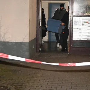 Ermittler verlassen das Wohnhaus der früheren RAF-Terroristin Daniela Klette in Berlin mit sichergestellten Gegenständen.