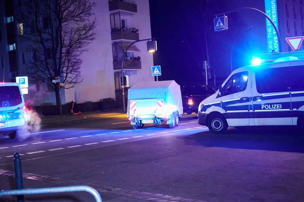 In diesem Spezialanhänger befindet sich der gefährliche Gegenstand, den Polizisten in Klettes Berliner Wohnung sichergestellt haben.