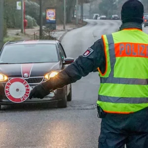 1200 Verstöße in nur 16 Stunden bei Verkehrskontrollen in Hamburg festgestellt. Eier der Überprüften hatte Goldbarren dabei.