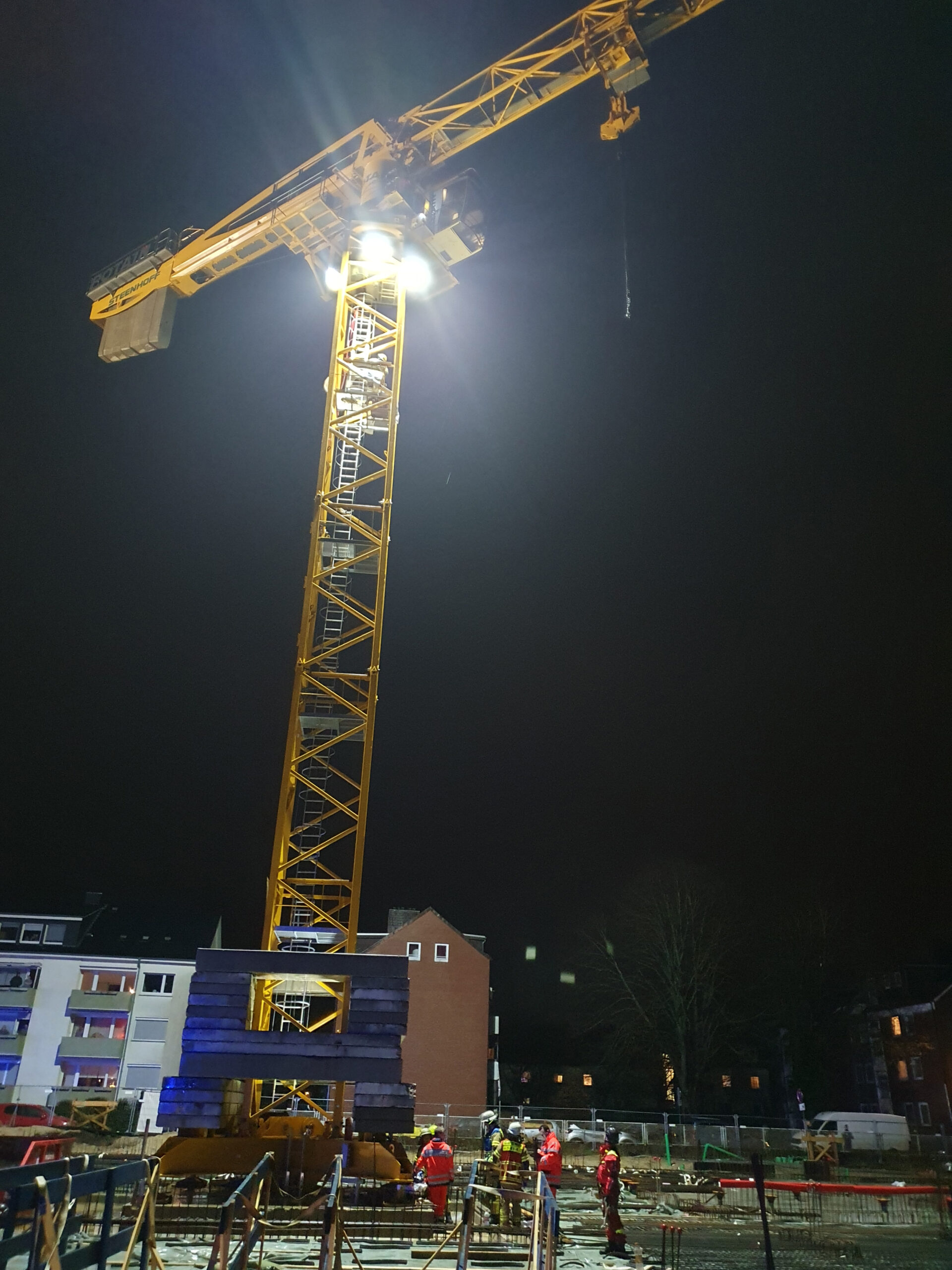 In diesem Kran in Bremerhaven ist der Kranfahrer am Mittwochabend leblos auf seiner Kanzel in 32 Metern Höhe gefunden worden.