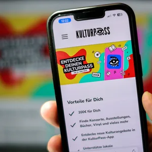Die Website für den Kulturpass für Jugendliche ist auf einem Laptop und einem Smartphone zu sehen.