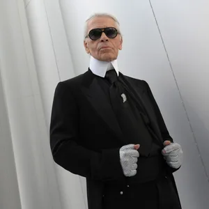 So kannte die Welt Karl Lagerfeld: mit Sonnenbrille und weißem Pferdeschwanz.