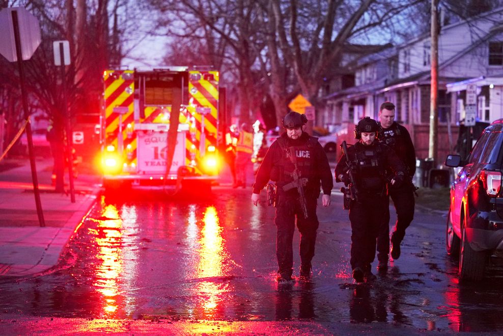 Polizisten am Ort der Schießerei in in East Lansdowne (US-Bundesstaat Pennsylvania).