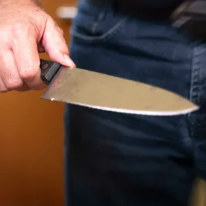 Mann mit Messer (Symbolfoto)