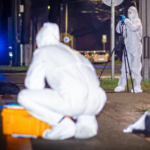 Mitarbeiter der Polizei Hannover sichern Spuren der Messerattacke im Stadtteil Döhren.
