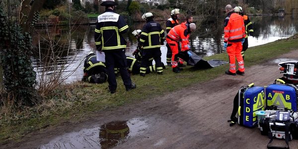 Schockfund an der Alster – Spaziergänger entdeckt Wasserleiche