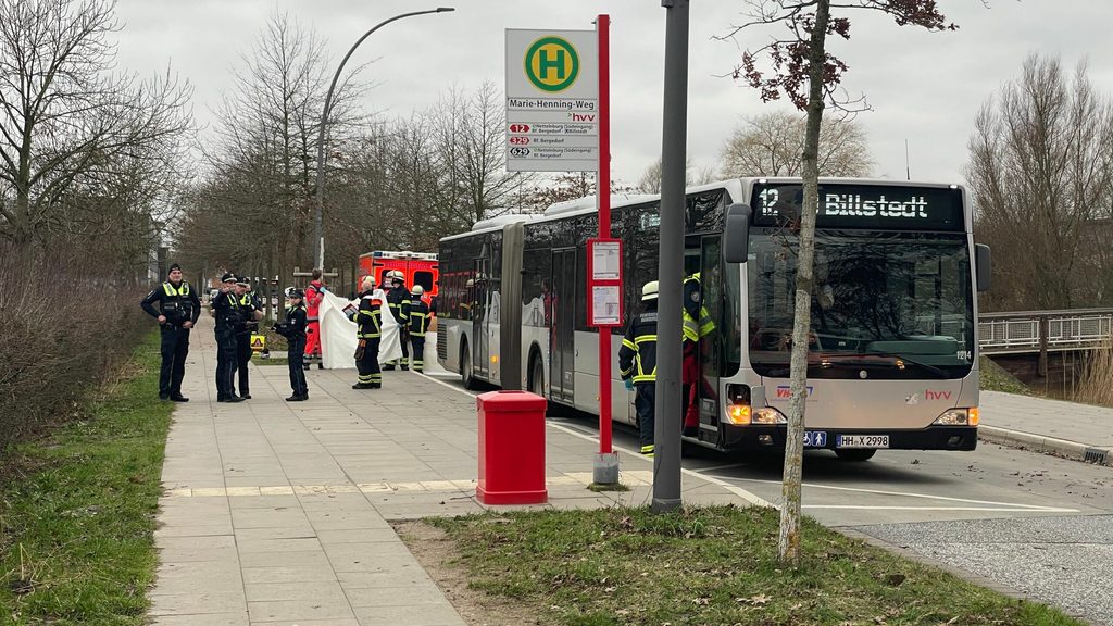 Das Kind wurde von dem Bus erfasst und erlag an der Unfallstelle seinen Verletzungen.