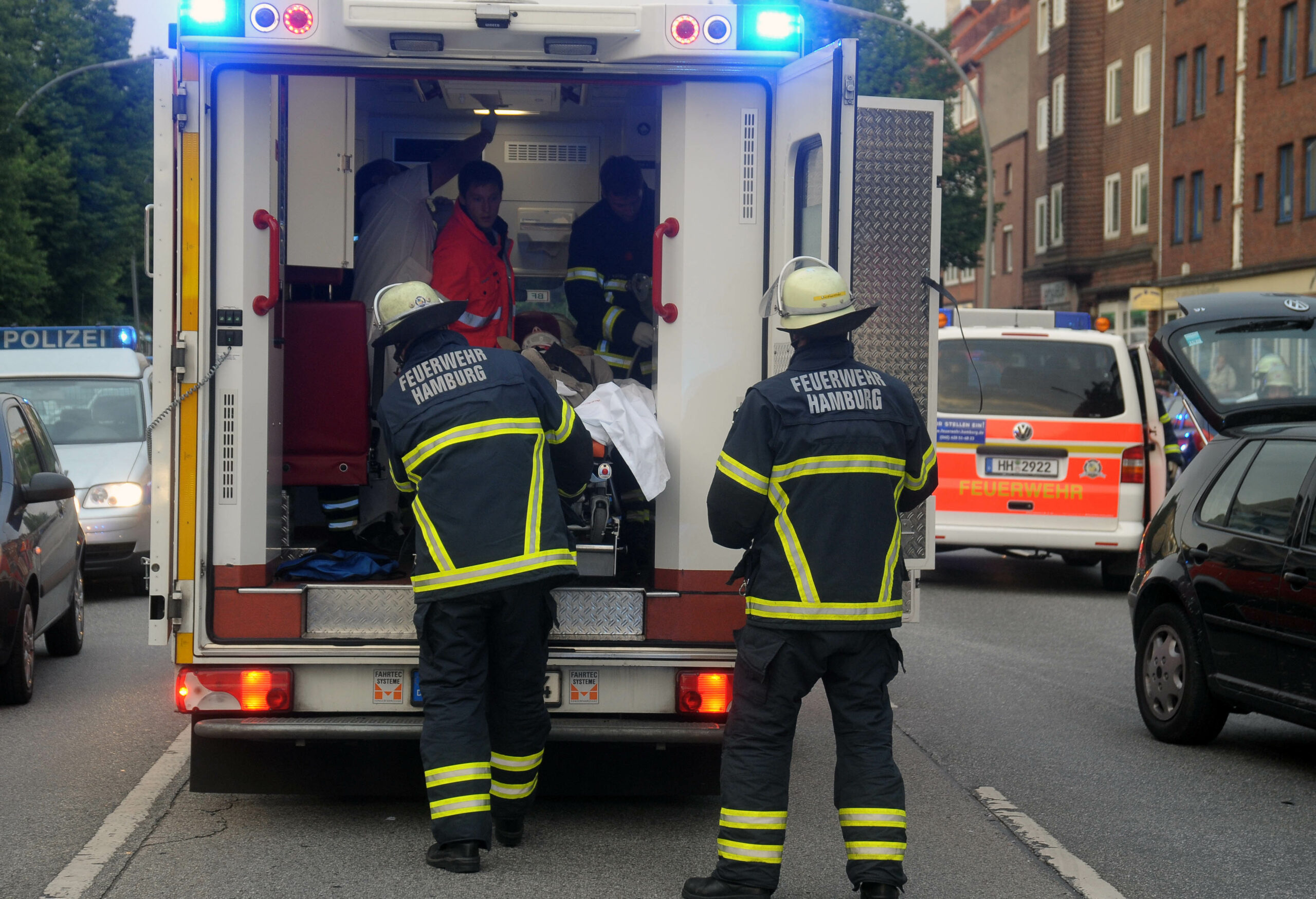 In Dulsberg: Mann läuft über Hauptstraße und wird von Spiegel eines Lkw getroffen – schwer verletzt in Klinik