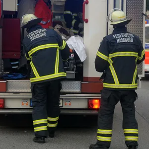 In Dulsberg: Mann läuft über Hauptstraße und wird von Spiegel eines Lkw getroffen – schwer verletzt in Klinik