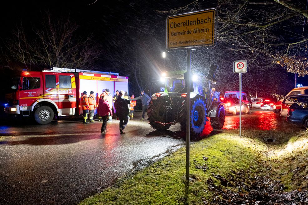 Etwa 100 Rettungskräfte der Feuerwehr und rund 120 Einsatzkräfte von Polizei und Hilfsorganisationen suchten in Oberellenbach nach dem kleinen Jungen.