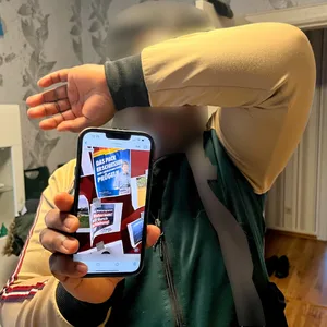Das Opfer der rassistischen Attacken: Die 34-Jährige zeigt ein Bild der Hetzplakate, die Unbekannte an die Tür der Familie geklebt hatten.