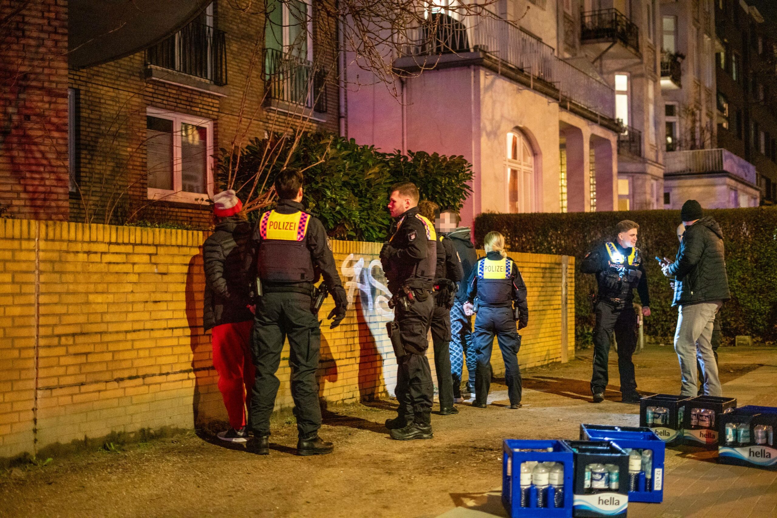 Polizisten nehmen zwei Männer fest, die gerade dabei gewesen sein sollen, im großen Stil Pfandflaschen zu klauen.