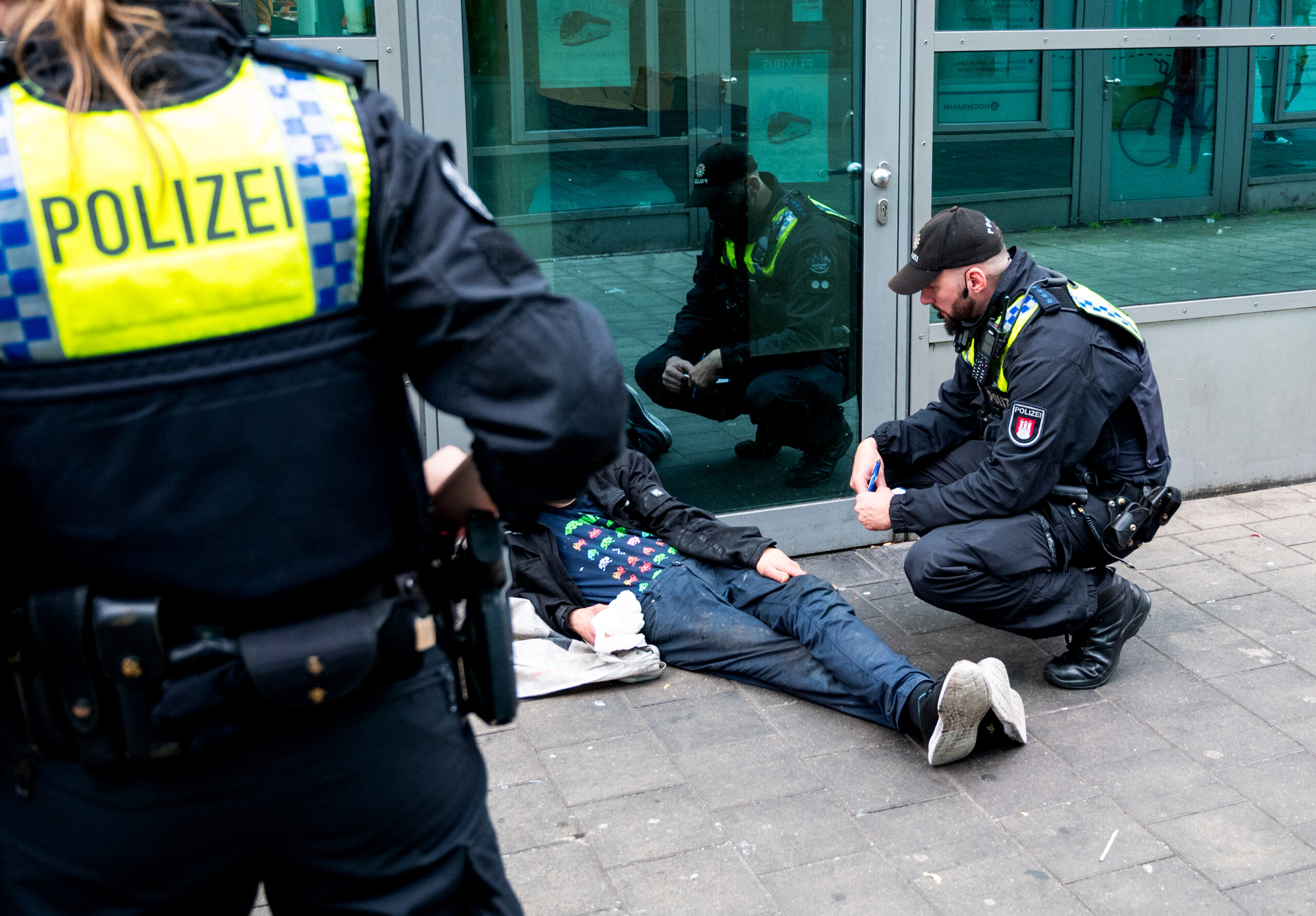 Die Polizei kontrolliert mit Schwerpunkt am und um den Hauptbahnhof.