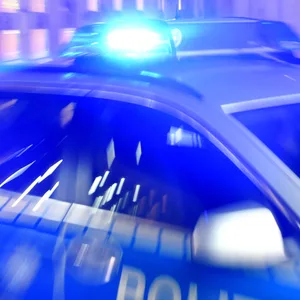 Ein Polizeiauto im Einsatz (Symbolbild)