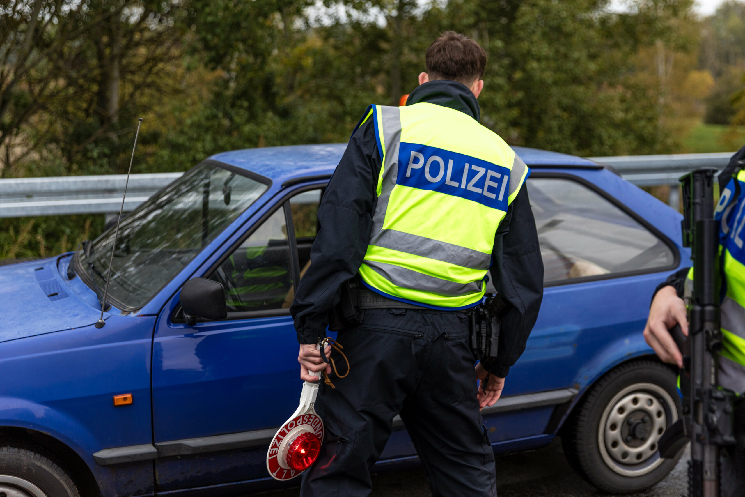 Ein Polizeibeamter spricht mit einem Autofahrer (Symbolbild).