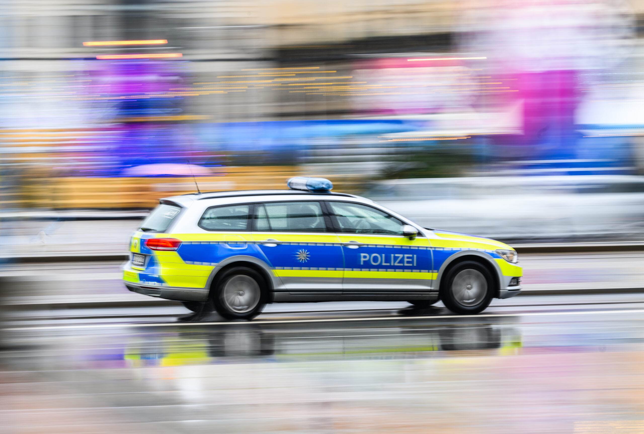 Polizeiwagen im Einsatz (Symbolbild).