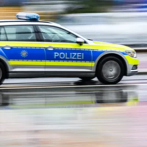 Polizeiwagen im Einsatz (Symbolbild).