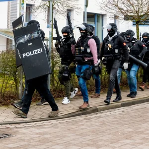 Polizisten auf der Straße