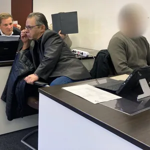 Die Angeklagten mit ihren Anwälten am Donnerstag im Amtsgericht Eckernförde.