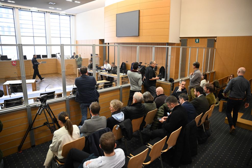 Beteiligte und Zuschauer warten zu Prozessbeginn gegen den Angeklagten Christian B. im Landgericht Braunschweig auf den Beginn der Verhandlung.
