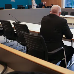 Der Angeklagte vor Beginn des Prozesses wegen schweren sexuellen Missbrauchs eines Kindes im Sitzungssaal des Landgerichtes Lübeck.