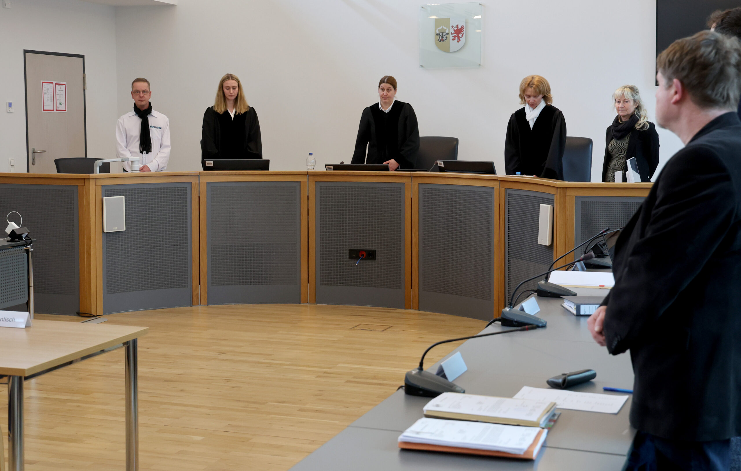 Im Landgericht Neubrandenburg hat am Dienstag der Prozess im Fall des getöteten sechjährigen Joel in Pragstorf begonnen.