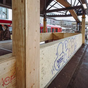 Die Holzverkleidungen prägen das Bild der S-Bahnstation Holstenstraße.