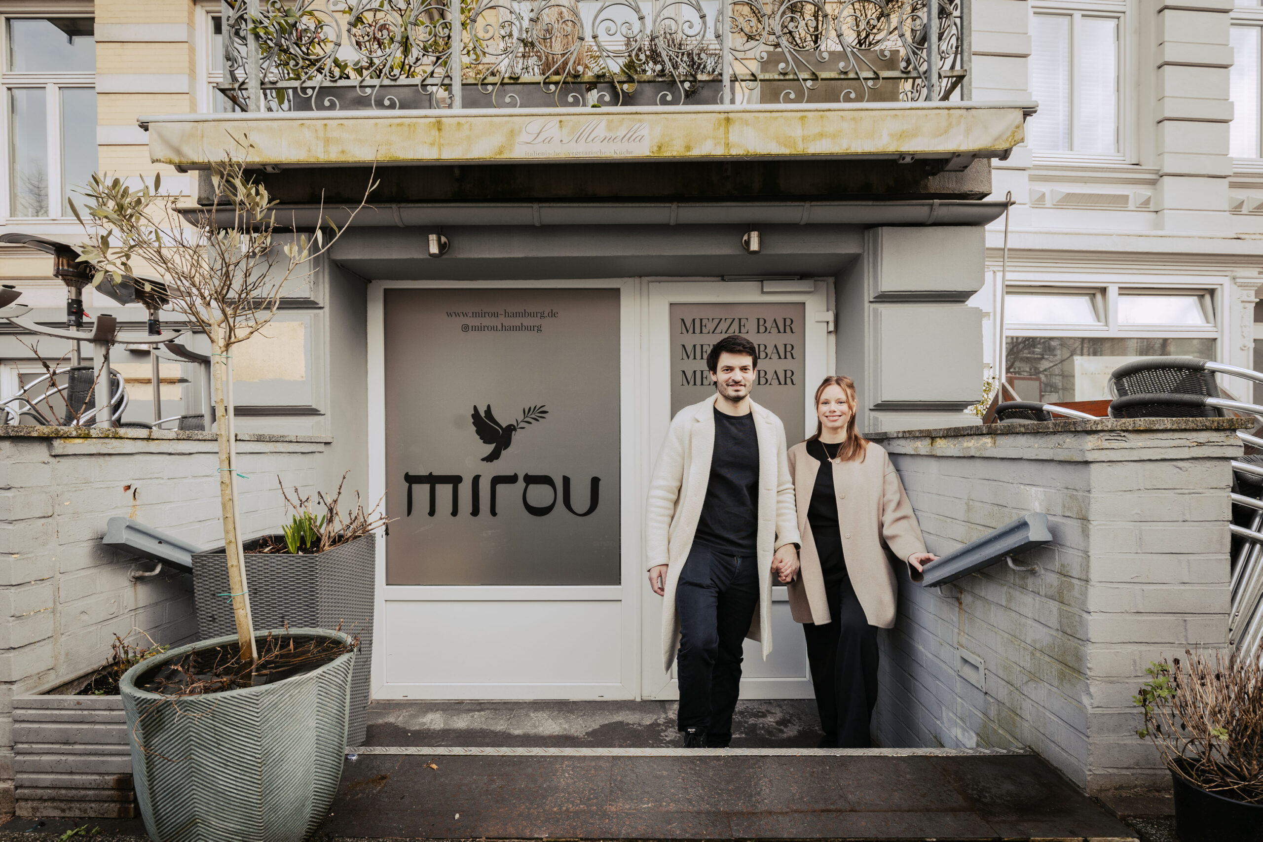 Rouven und Mia Puls vor ihrem Restaurant Mirou am Hallerplatz