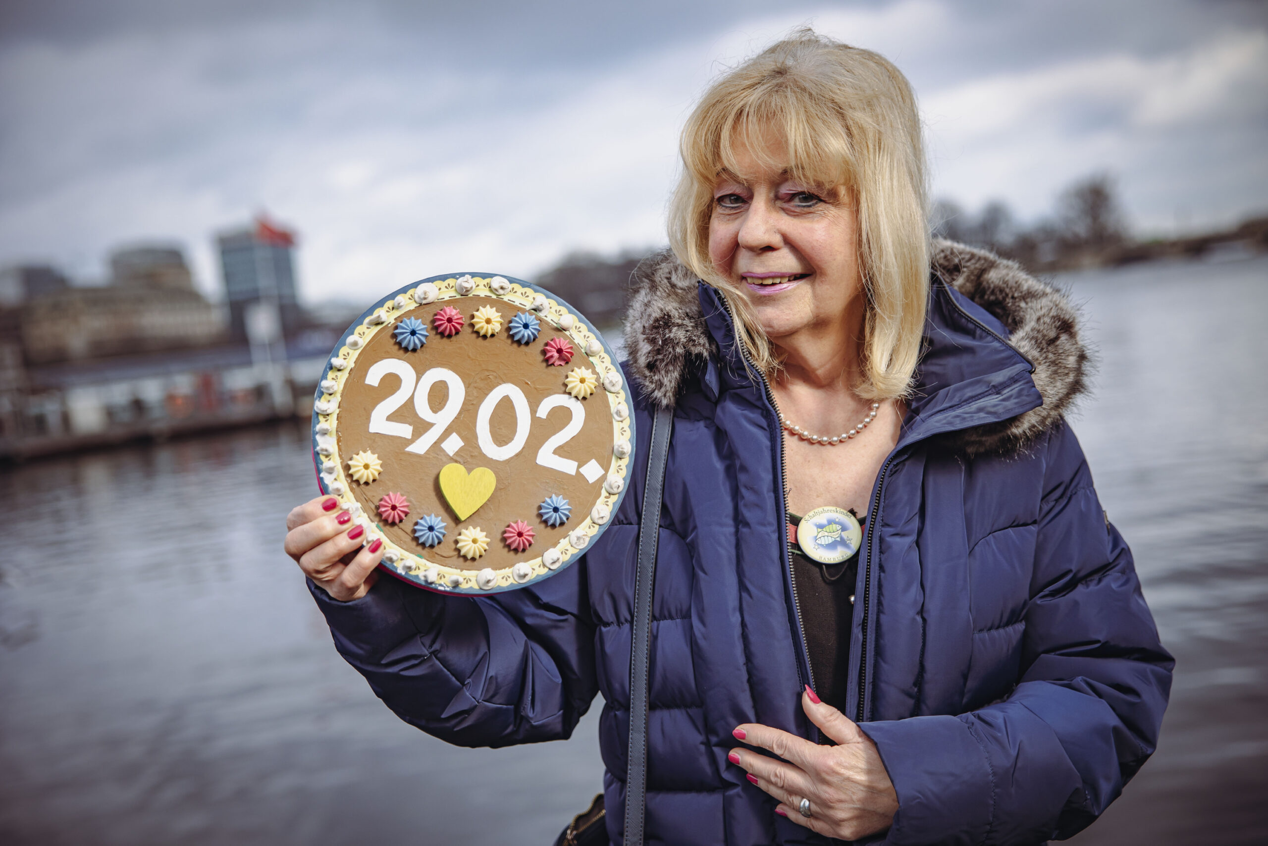 Renate Wurnig hält einen Lebkuchenkreis mit dem Datum 29.02. in der Hand.