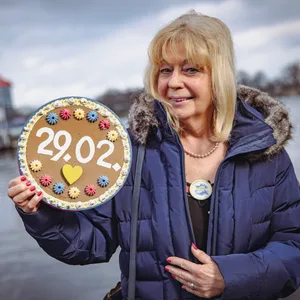 Renate Wurnig hält einen Lebkuchenkreis mit dem Datum 29.02. in der Hand.