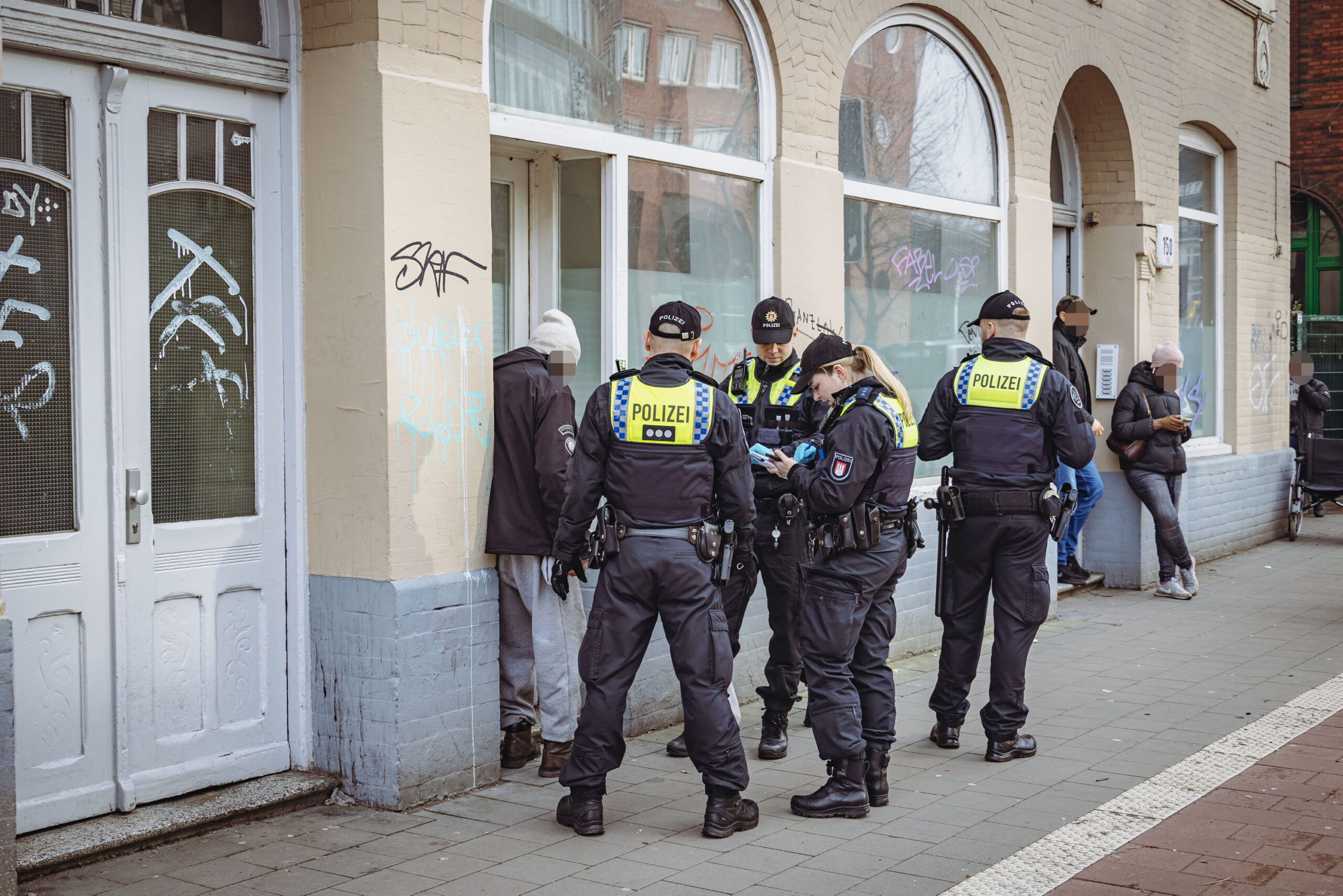 Immer wieder führt die Polizei Kontrollen rund um den S-Bahnhof Holstenstraße durch.