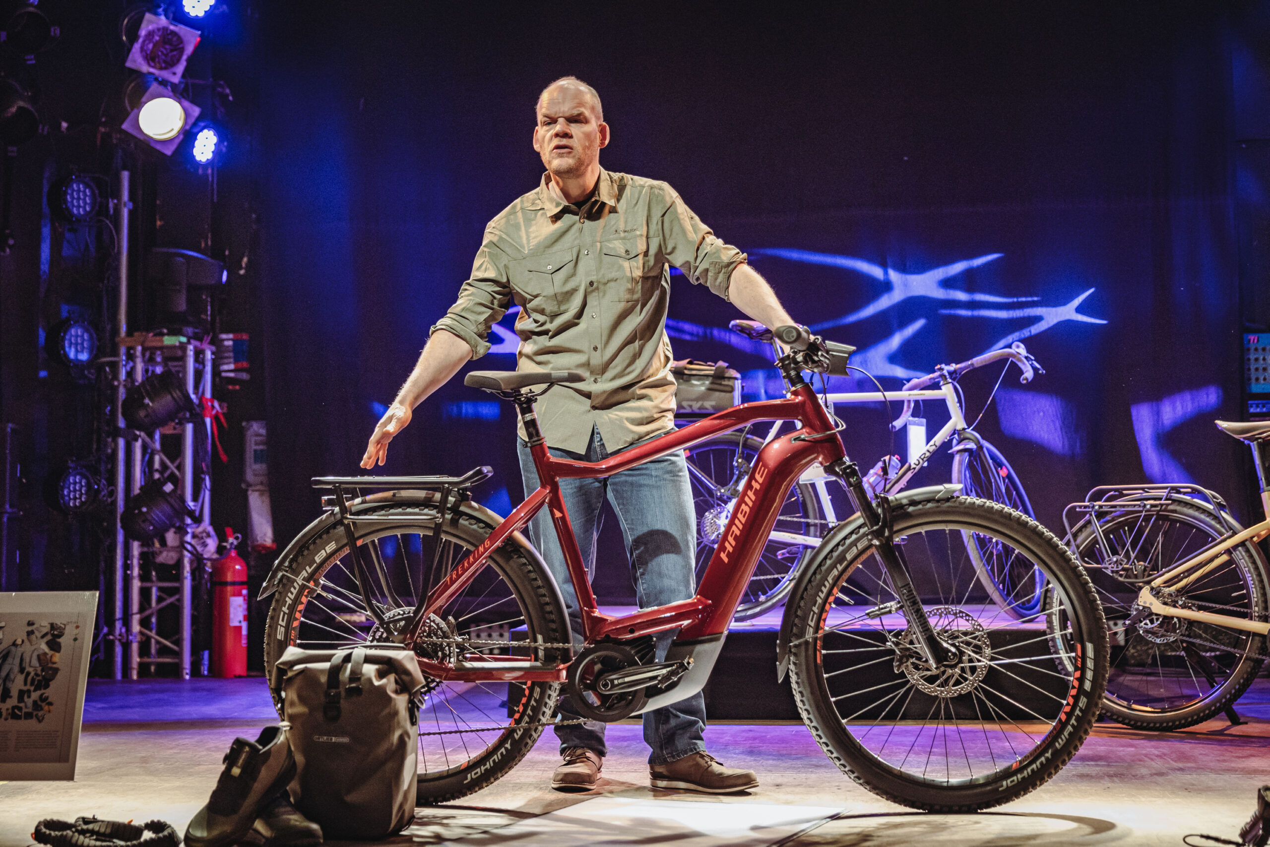 Gunnar Fehlau vom „Pressedienst Fahrrad“ präsentiert ein Fahrrad.