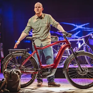 Gunnar Fehlau vom „Pressedienst Fahrrad“ präsentiert ein Fahrrad.