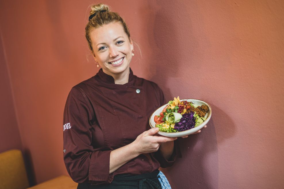 Die umtriebige Gastronomin Zora Klipp (34) übernimmt die NDR-Fernsehshow von Rainer Sass (69).