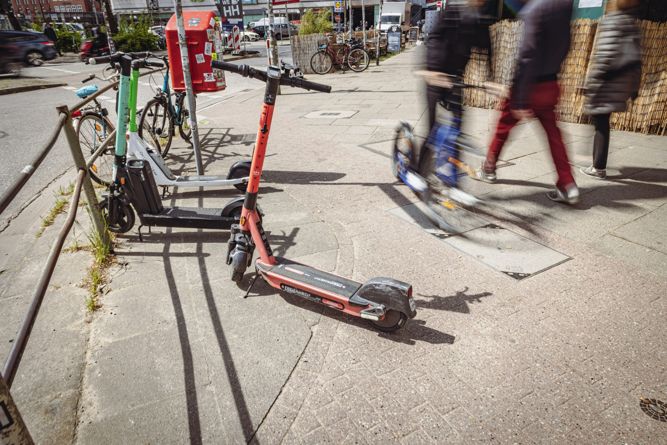 Seit 2019 gibt es die E-Scooter in Hamburg zum Ausleihen – inzwischen sind 16.000 davon in der Stadt unterwegs.