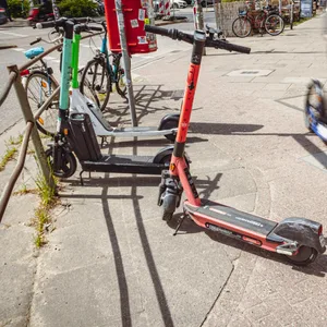 Seit 2019 gibt es die E-Scooter in Hamburg zum Ausleihen – inzwischen sind 16.000 davon in der Stadt unterwegs.