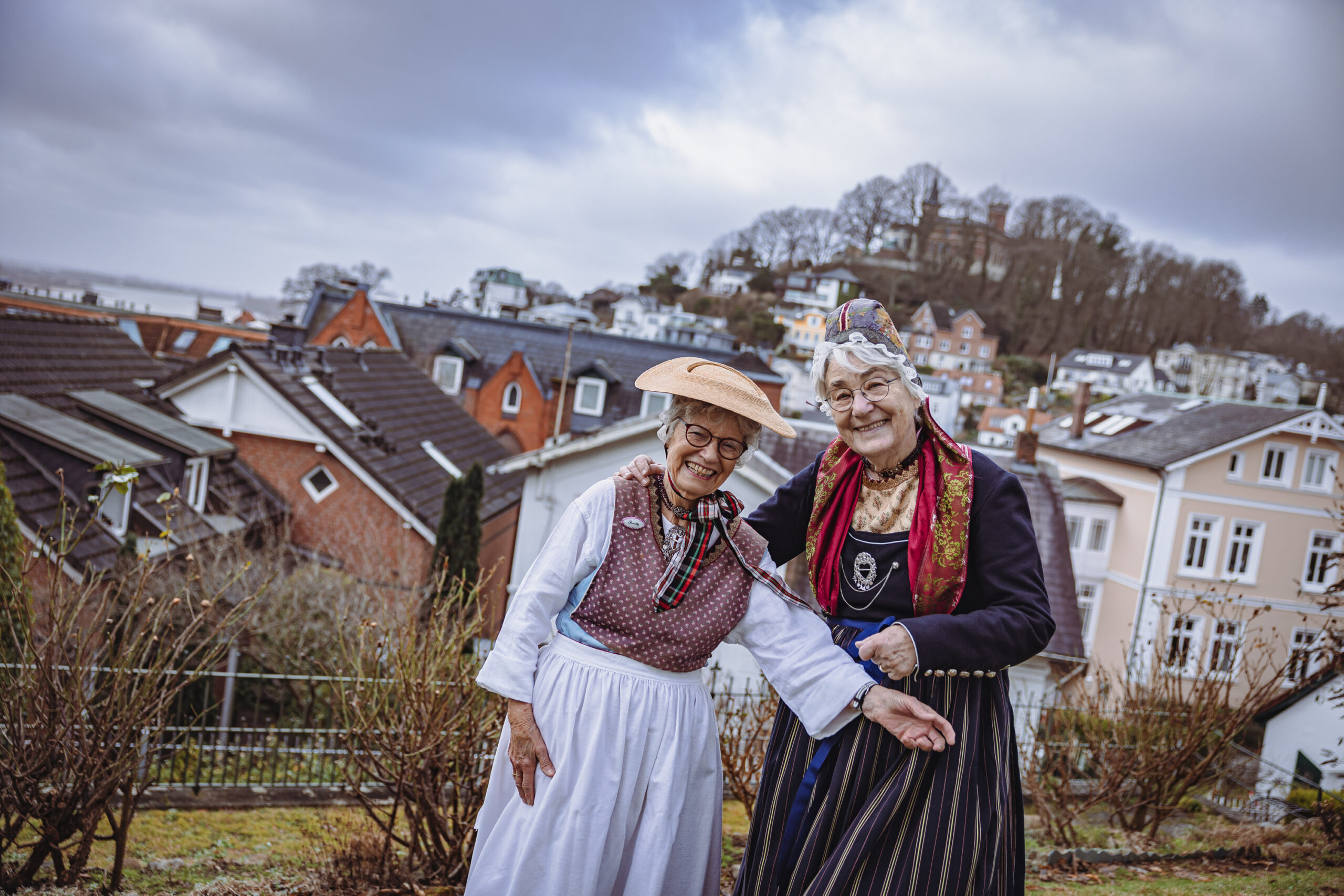 Christa Schade (li, 82, Fischerstracht) und Helga Neugebauer (75, Kirchgangstracht) wohnen im Treppenviertel.