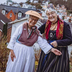 Christa Schade (li, 82, Fischerstracht) und Helga Neugebauer (75, Kirchgangstracht) wohnen im Treppenviertel.