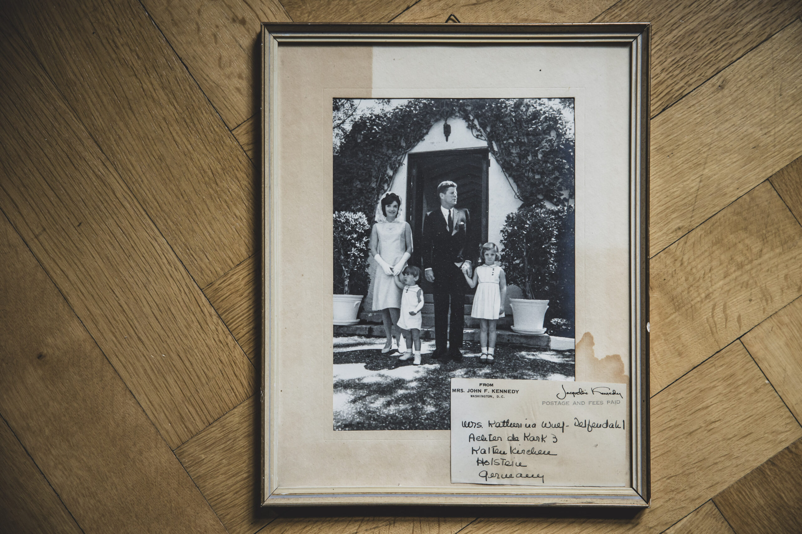 Das Foto der Familie Kennedy mit dem Adressaufkleber von Jacqueline Kennedy.