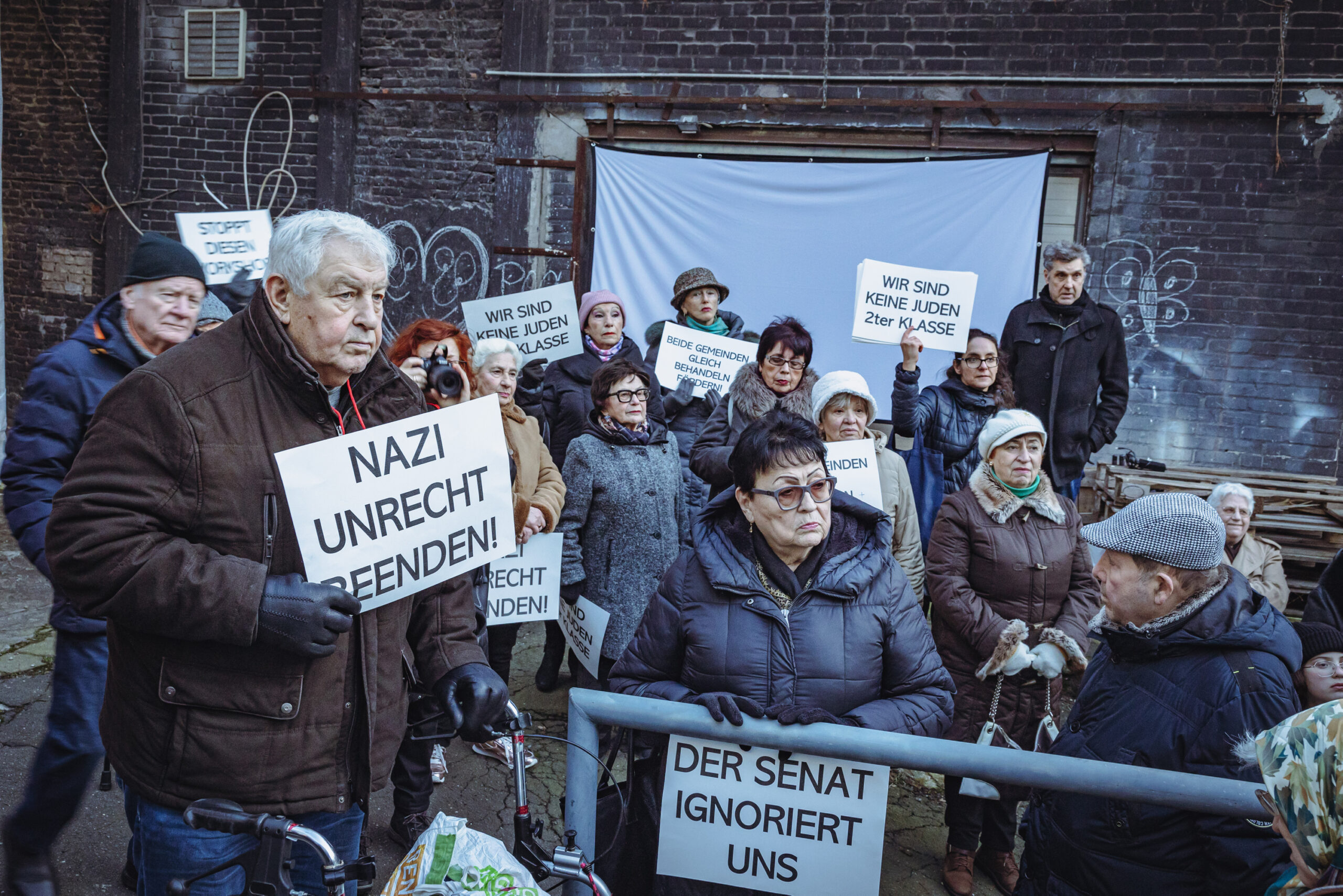 Liberale Juden demonstrieren vor den Resten der Synagoge Poolstraße