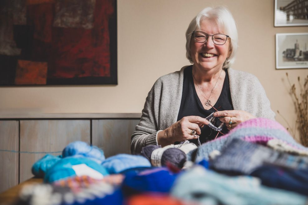 Hanneke König gründete die Strickgruppe, um Obdachlosen zu helfen. 