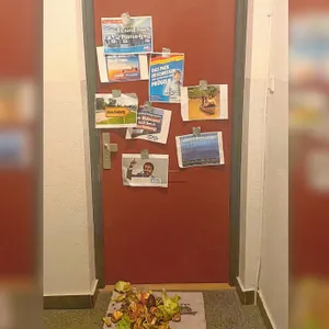 An die Tür von Doris K. wurden Plakate mit Hetzparolen und AfD-Logo geklebt, auf ihre Fußmatte wurde Müll gekippt.