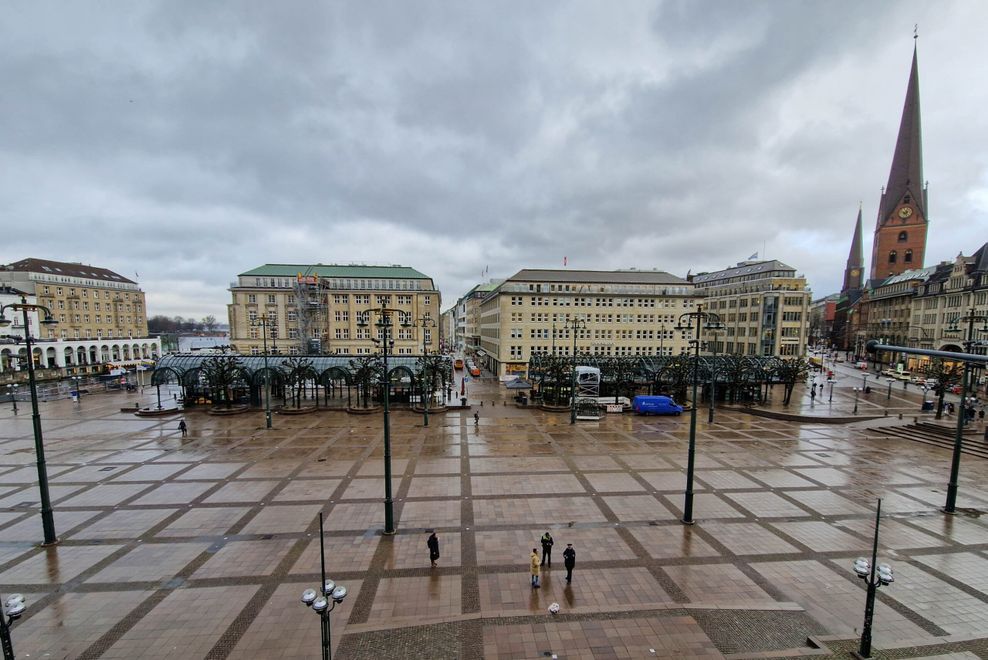 Die beiden großen Glaspavillons prägen das Bild am Rathausmarkt