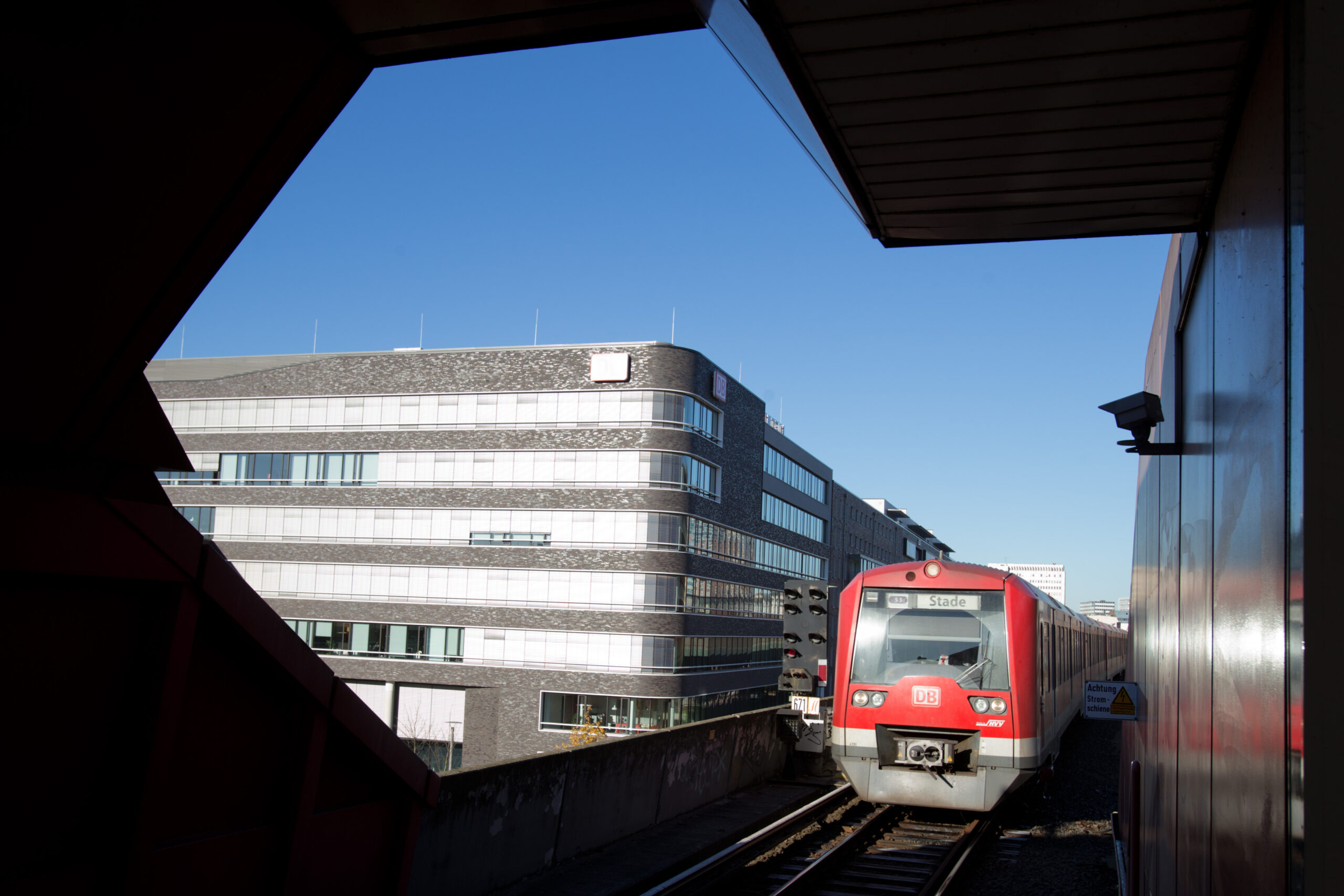 Eine S-Bahn fährt in die Station Hammerbrook ein (Archivbild).