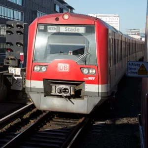 Eine S-Bahn fährt in die Station Hammerbrook ein (Archivbild).