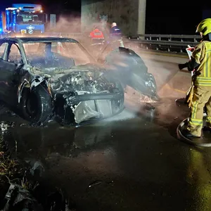 Der Tatverdächtige musste aus seinem brennenden Auto gerettet werden.