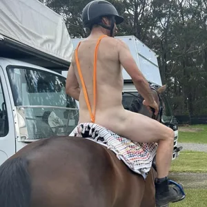 Der australische Reitstar Shane Rose im „Borat-Einteiler“ auf seinem Pferd.