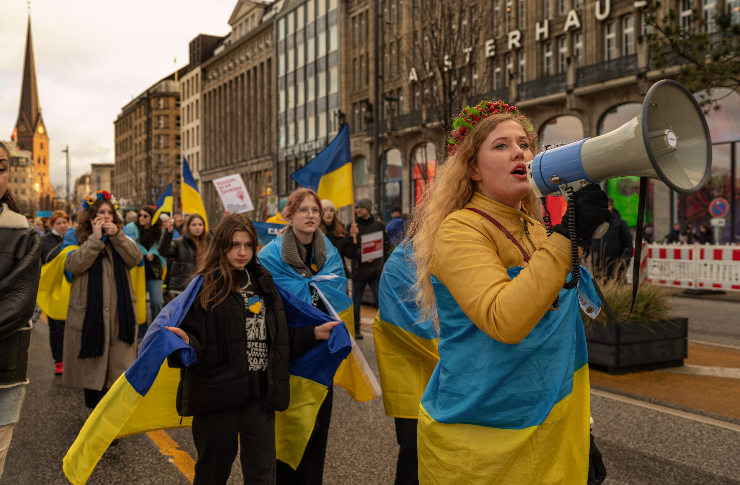 Ukrainerin Olena Savkovych (38) auf einer Demo in Hamburg