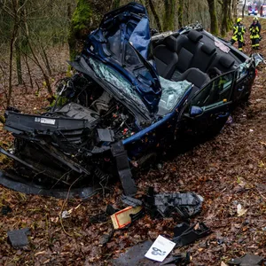 Die Feuerwehr trennte das Dach vom Auto, um die Fahrerin zu befreien.